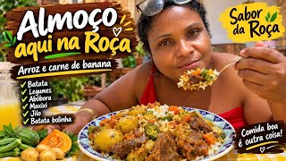 Hoje o almoço foi daqueles de encher o prato! 🍛 Arroz, carne abóbora, maxixi, jiló e batata bolinha