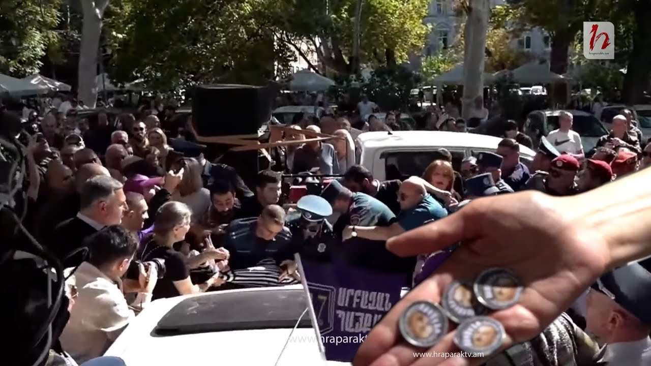 Ոստիկանները բերման ենթարկեցին մետաղադրամներ նետող ակցիայի մասնակիցներին