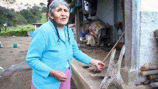 preview picture of video 'Tejidos tradicionales en lana de oveja. Parroquia del Carmelo, Ecuador'