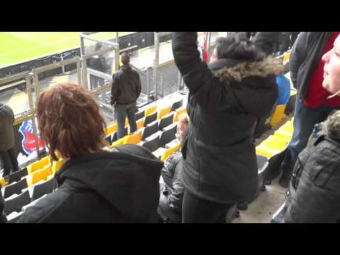Roda - FC Utrecht 06 mei 2012 - hooligirls dancing