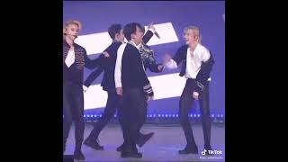 Download lagu Stray kids online concert mp3