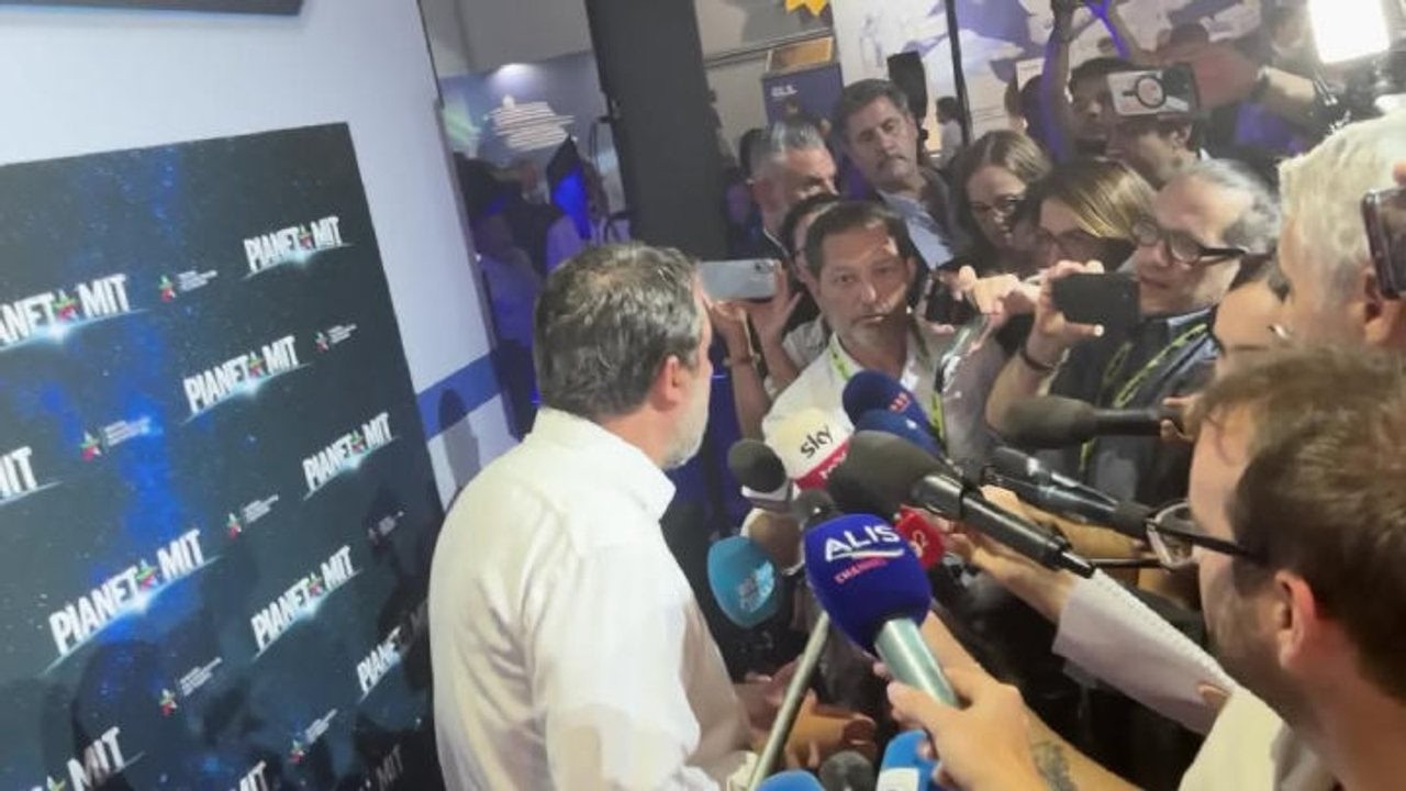 Il fuorionda di Salvini: Io so che lui è di Vista. E tocca il microfono
