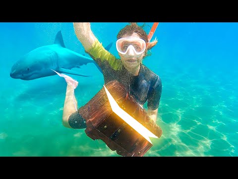 I FOUND A TREASURE UNDERWATER AT THE BOTTOM OF THE SEA!!💰