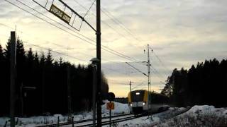 preview picture of video 'Västtrafik - Västtågen Regional train from Göteborg C. closing Vårgårda station.'