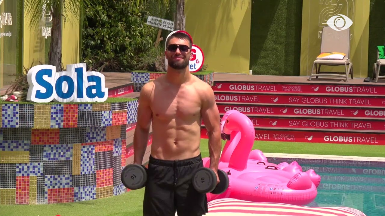 Ngriva, shkriva/ Të gjithë banorët të ngrirë në poza të ndryshme