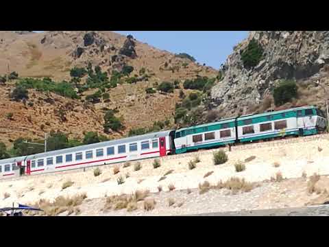Treno intercity 1524 in transito nella baia di fondaco parrino