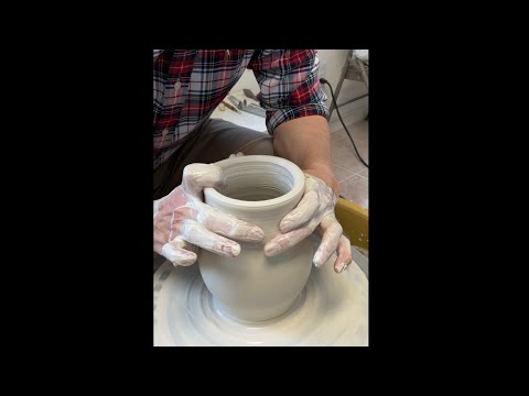 704. Throwing a TearDrop-Shaped Bottle from Student’s View/Camera with Hsin-Chuen Lin 林新春 玉壺春小瓶拉坯示範