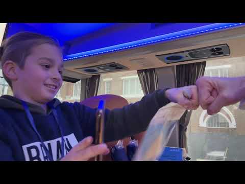 最年少のボランティアがバトルバスのグランドツアーに参加❤️???ブライアン・フォー・マイヨール軍に今すぐ参加しよう (Our Youngest Volunteer Gets The Battle Bus Grand Tour ❤️??Join The Brian For Mayor Army Today!)