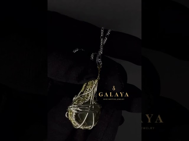 قلادة من الفضة الخالص  مع حجر  اللابرادوريت - الطاؤوس