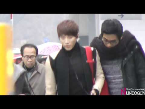 FANCAM 101217 JUNHO outside studio mb