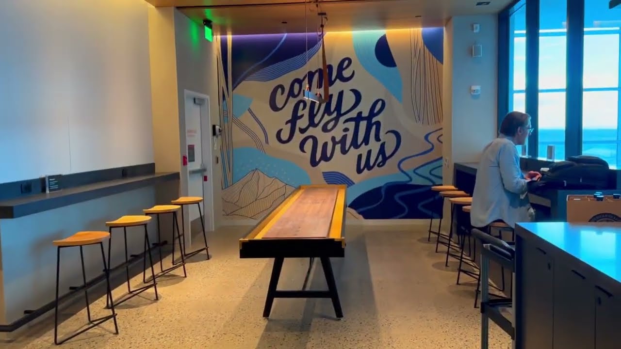 United Airlines United Club (Gate B32)