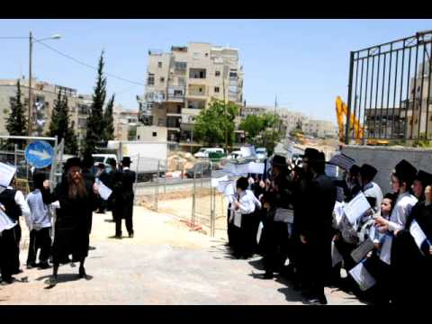 Belzer Rebbe Visits Talmud Torah