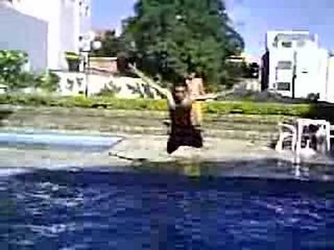pulo de barriga na piscina