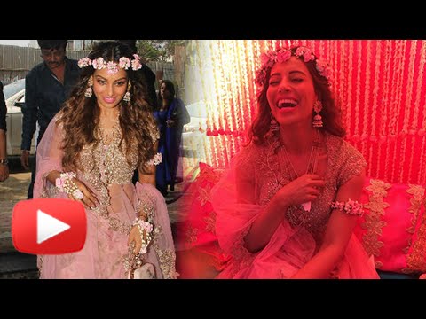 download lagu mp3 mp4 Bipasha Basu Mehendi Pics, download lagu Bipasha Basu Mehendi Pics gratis, unduh video klip Bipasha Basu Mehendi Pics