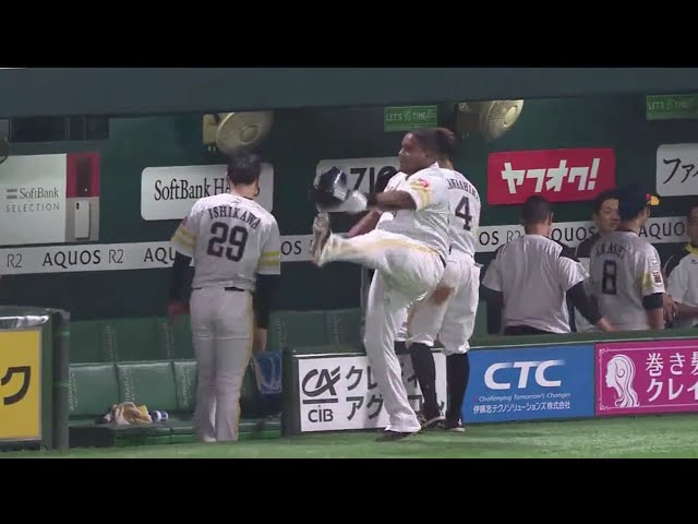 【6回裏】ホークス・デスパイネがもう1本!! 2打席連続ホームランで相手を突き離す!! 2018/10/15 パーソル CS パ 1st H-F