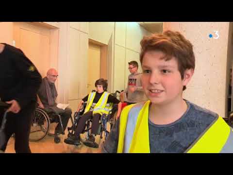 Des jeunes valides mis en situation de handicap