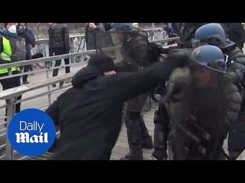 Former boxer punches police during Paris yellow vest protest