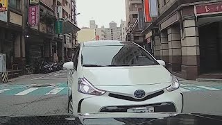轉彎車不讓直行車，還敢挑釁？