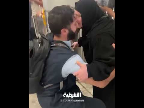 شاهد بالفيديو.. جراح عراقي في لندن يقبل قدمي والدته بعد عودته من رحلة طبية لمعالجة الجرحى الفلسطينيين في غزة