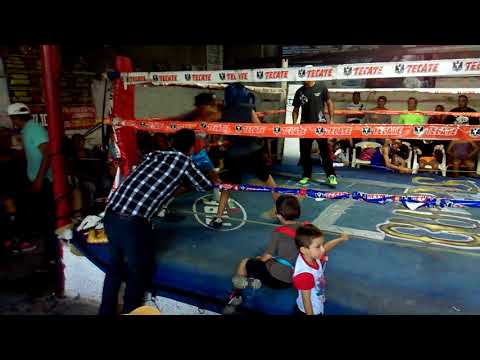 Jorge "McGregorito" Miranda en su primer pelea de box Amateur.