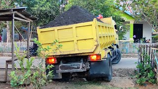 Download lagu Truk Jomplang. Mobil Truk CANTER HDX Bongkar MUATAN Pasir FULL BAK Menggunung Di Lokasi BARU/ SEMPIT mp3