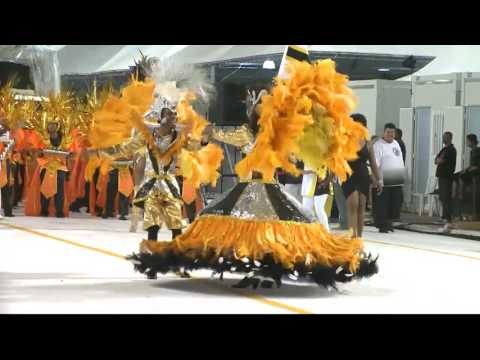Primeiro dia de desfile das escolas de samba no carnaval de Santos