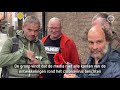 Viruswaanzin demonstreert voor gebouw Omroep Gelderland