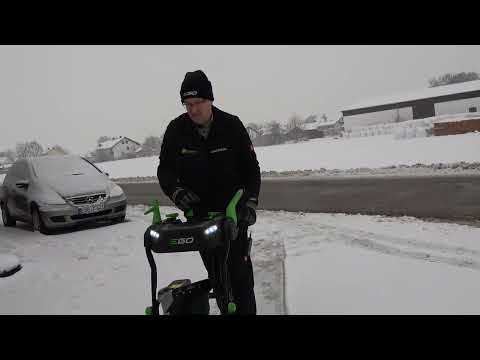 EGO Akku Schneefräse SNT2400E-K2753 im Schnee, mit der zweistufigen Fräse im Härtetest