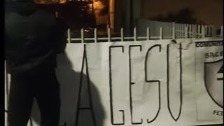 Reggio Emilia, canzone natalizia censurata: un gruppo neofascista appende fuori da scuola lo stri...
