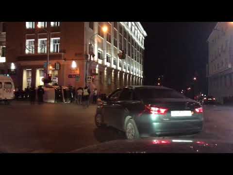 В центре Уфы перевернулась маршрутка с пассажирами — видео 'БашДТП'.