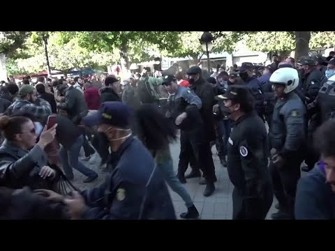 突尼西亞年輕人說:"政府在搶劫我們 (‘The government is robbing us,’ say young Tunisians)