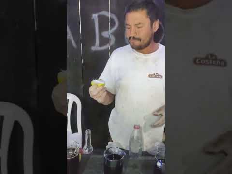 Preparando bebida exclusiva con Chucho Ronquillo, en Cuautempan, Puebla