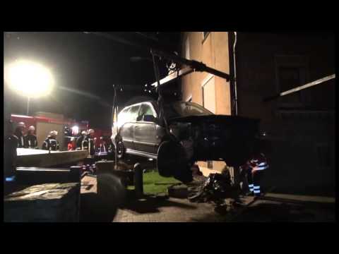 Volvo prallt gegen Haus