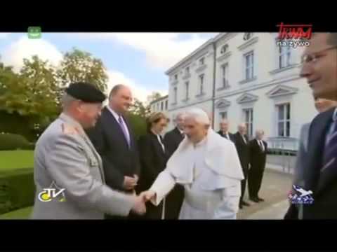 Kardynałowie olali papieża.