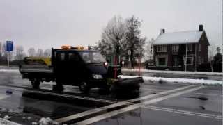 preview picture of video 'Sneeuwschuiver aan het werk te Westzaan-Noord.'
