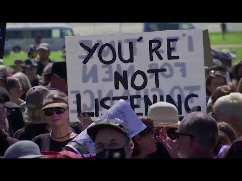 ジェンダー・バイオレンスの正義を求める女性たちの集会がオーストラリアで開催されました。 (Women rally in Australia to demand gender violence justice)