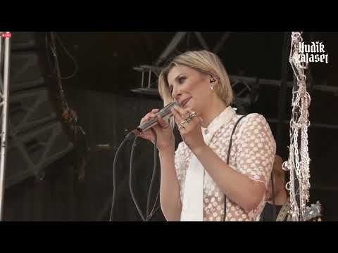 Cornelia Jakobs – Hold Me Closer (LIVE at Hudikkalaset 2022)