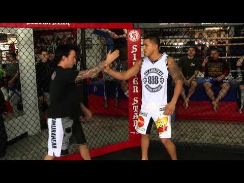 Anthony Pettis vous explique son coup de pied avec l'aide de la cage