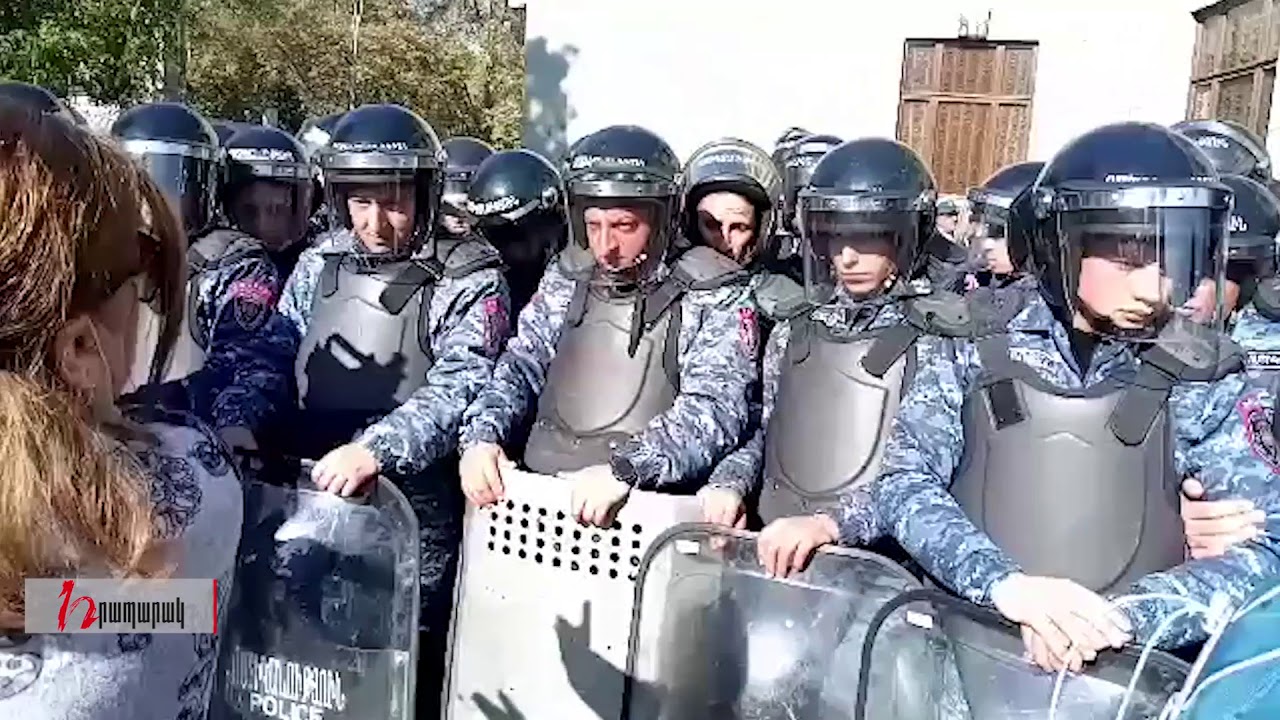 Հավաքվածները խնդրում են ոստիկաններին՝ միանան իրենց