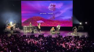 Download lagu PayungTeduh/Parade Hujan/Pusakata - Untuk Perempuan Yang Sedang Dalam Pelukan live at Zepp KL mp3