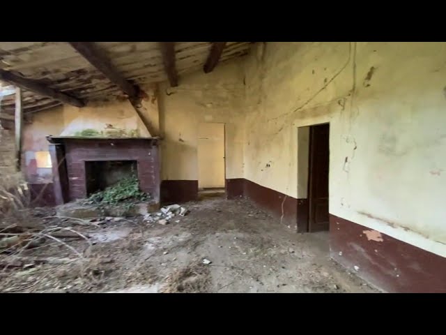 CP942 large farmhouse to restore with great views on the Umbrian countryside!