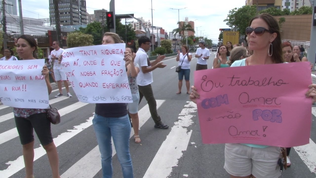 Pela manhã, professores protestam por atraso de pagamento em S.Caetano