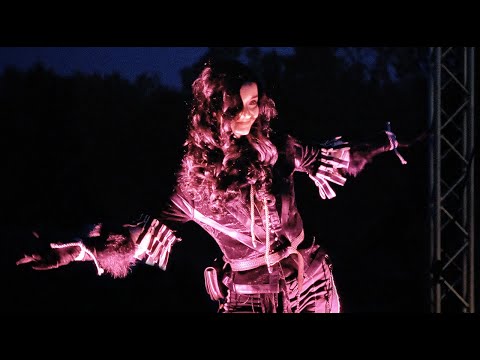 Deloraine - YENNEFER  (OFFICIAL LIVE VIDEO)