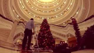 preview picture of video 'Christmas Tree in Dubai - Kempinski Hotel Palm Jumeirah'