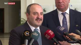 Çalışanlarla sohbet etti, işçilerle birlikte kaynak yaptı.