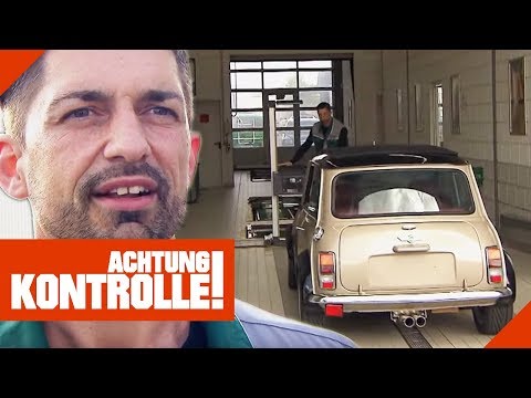 Hobbyist with classic Mini Cooper at the vehicle inspection! | Attention: Inspection | Kabel Eins