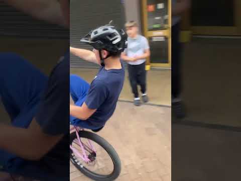 One handers🔥 #bikelife #mafia #automobile #wheelies #mtb #chill #my #onewheelcb #bmx