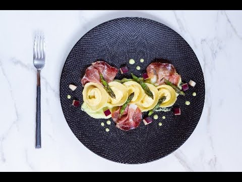 Cappellacci con ricotta, mele, speck e asparagi