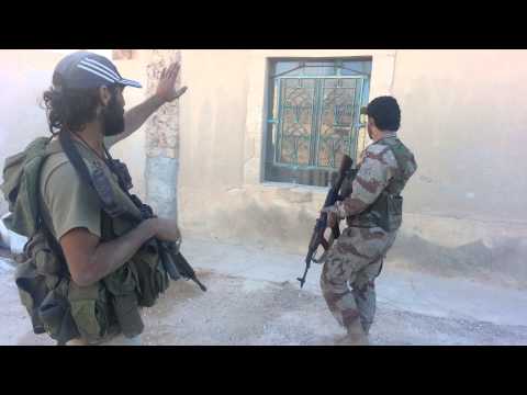 تمشيط قرية صدد من قبل عناصر الجيش الحر في قرية صدد في مدينة مهين في حمص