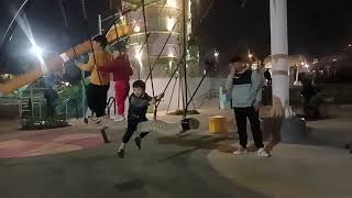 114.01.18-7太平馬卡龍公園，有多種有趣新奇的底滑高滑超高溜滑梯、底年齡及高年齡兒童攀岩場，人工地皮的溜滑、跳跳床、盪鞦韆、砂土，籃球場
